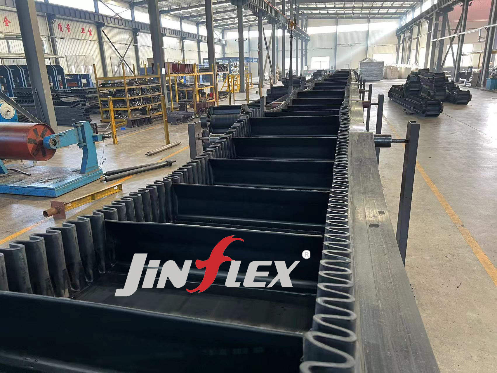 Revealing the performance of large-angle corrugated edge conveyor belts