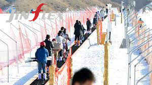 Today, I will introduce you to the magic carpet conveyor belt at the ski resort.